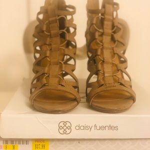 Daisy Fuentes “Farrah”